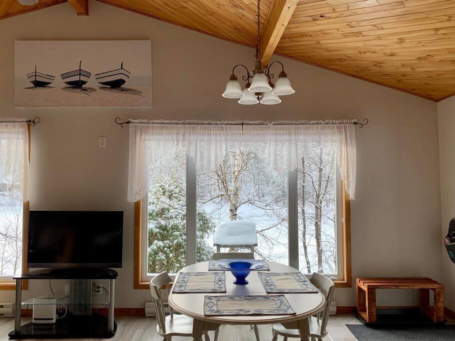 Le Chalet Bleu, Aux Pieds Des Monts-Valin Saint-David-de-Falardeau Zewnętrze zdjęcie