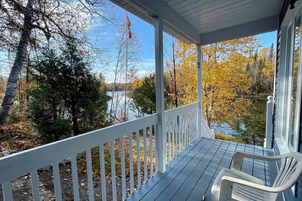 Le Chalet Bleu, Aux Pieds Des Monts-Valin Saint-David-de-Falardeau Zewnętrze zdjęcie